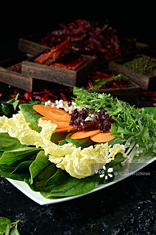 新鲜的火锅食材蔬菜拼盘图片素材