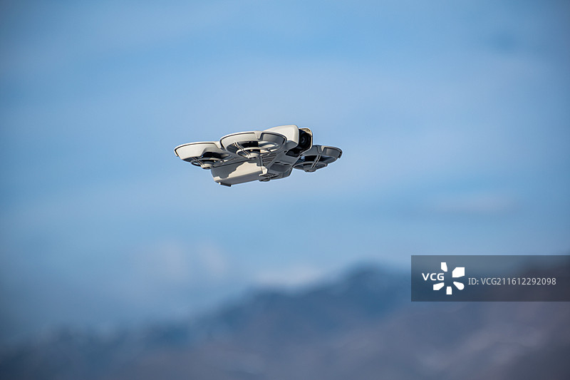 户外无人机放飞、无人机、迷你无人机图片素材