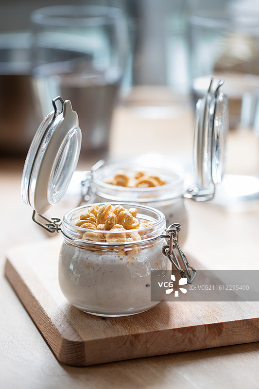 健康早餐酸奶碗与香脆谷物圈图片素材