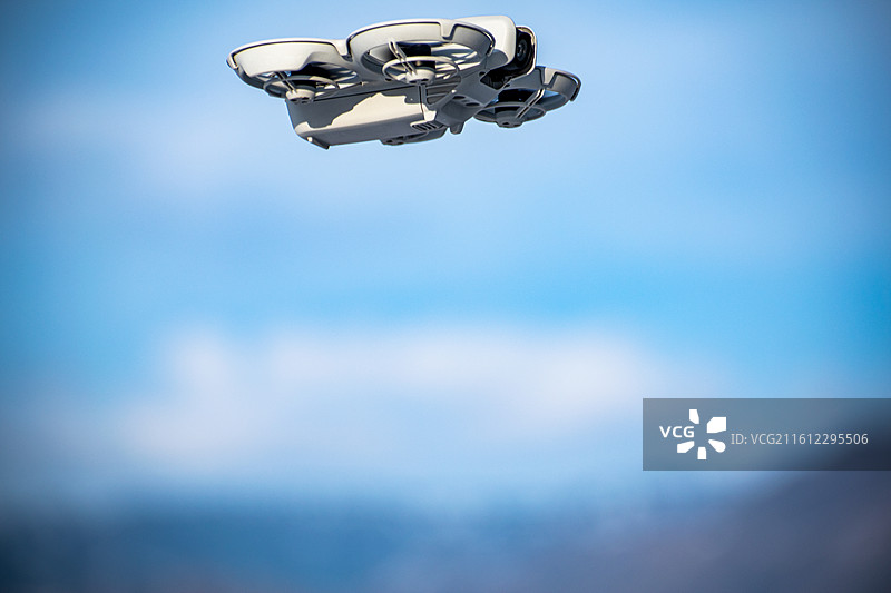 户外无人机放飞、无人机、迷你无人机图片素材