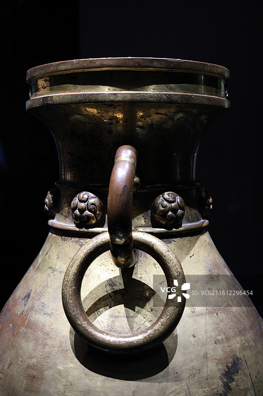 上海博物馆东馆展品--皇帝赐瞿昙寺鎏金铜瓶（明宣德）图片素材