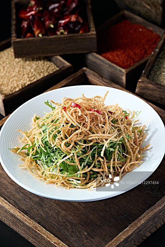 油炸馓子丝凉拌苦菊图片素材