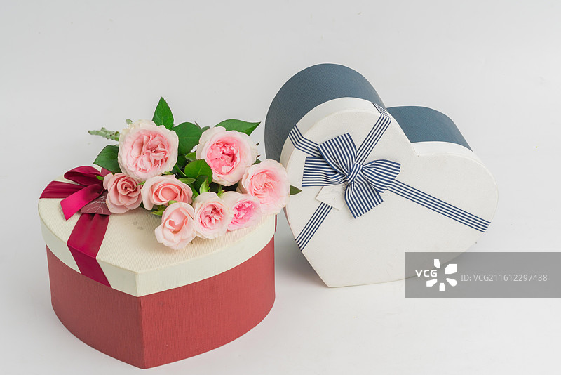 七夕粉玫瑰和礼盒图片素材