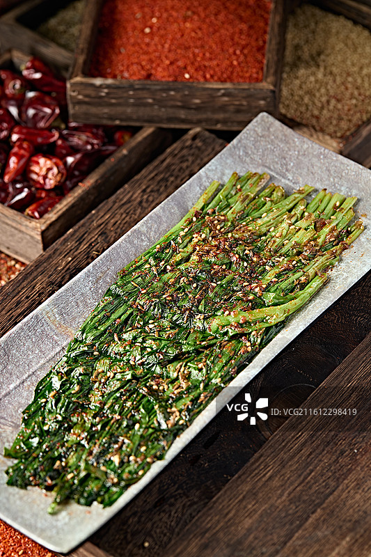 美味烧烤炭烤飘香嫩韭菜图片素材