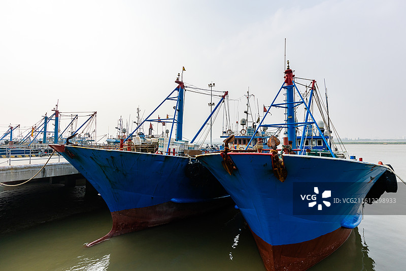 停泊在晋江蟳埔渔人交易码头的海捕渔船图片素材