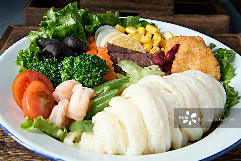 牛筋面为主的轻食健康减脂餐图片素材