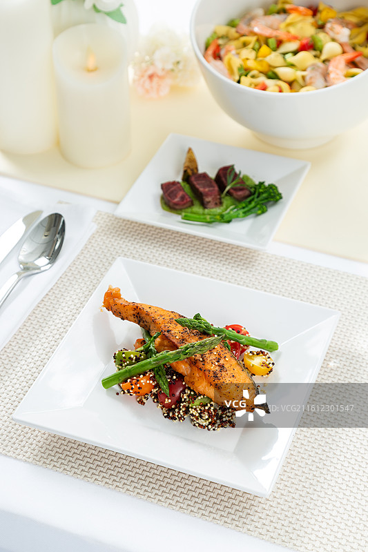 三文鱼藜麦沙拉图片素材