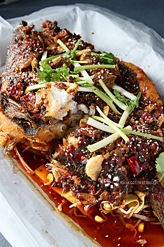 川味香辣纸上烤鱼图片素材