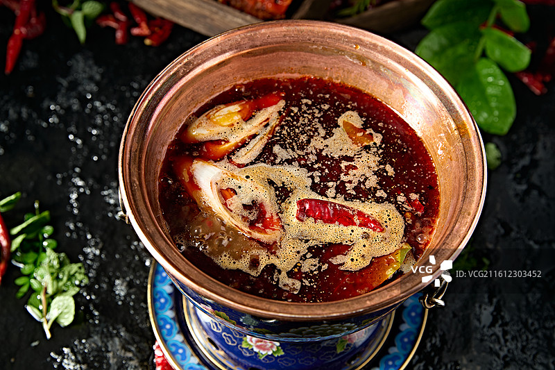 景泰蓝小火锅汤底爆辣牛油锅底图片素材