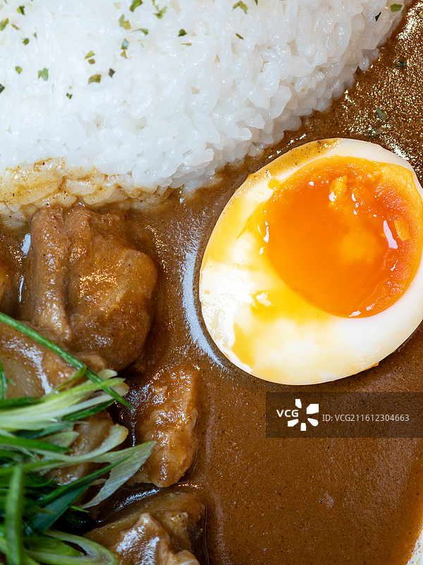 搭配溏心蛋和腌制小菜的日式猪软骨咖喱饭图片素材