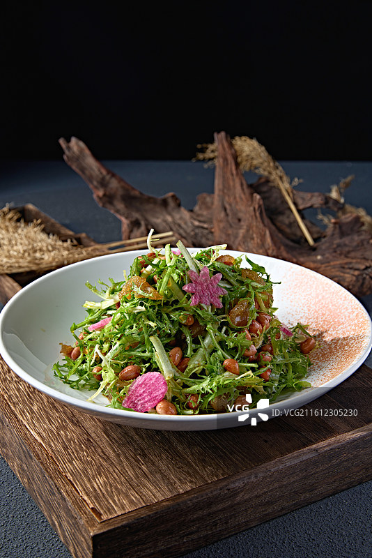 苦菊果仁心里美萝卜拌海蜇图片素材