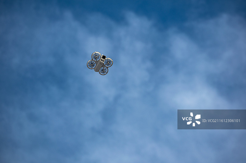 户外无人机放飞、无人机、迷你无人机图片素材