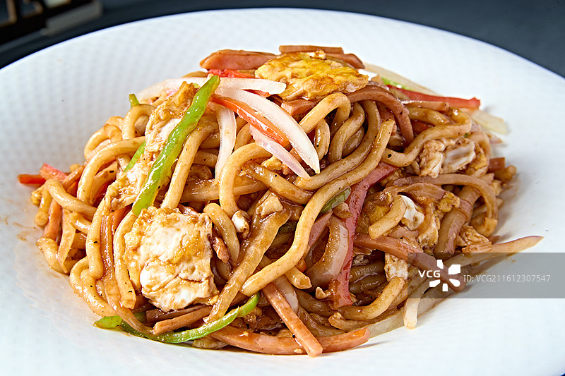 鸡蛋火腿圆葱青椒丝炒乌冬面图片素材