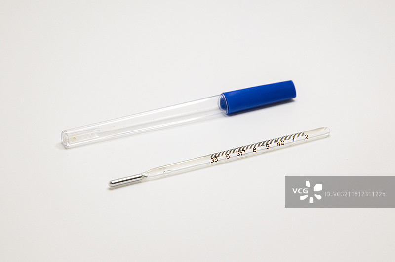 白色背景水银体温计特写图片素材