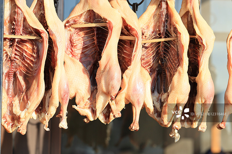阳澄湖大闸蟹与传统腊肉腊鸡腊鸭香肠民间年货建筑特写图片素材