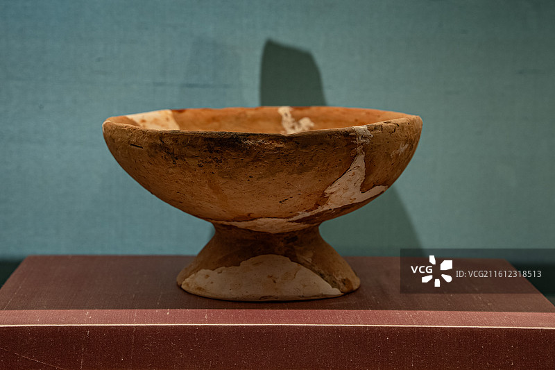 新石器时代 马家浜文化 红陶豆 苏州市草鞋山遗址出土 苏州博物馆图片素材