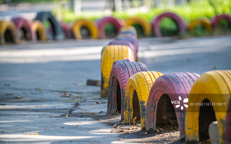 汽车旧轮胎 资源再利用 制作安全围栏图片素材
