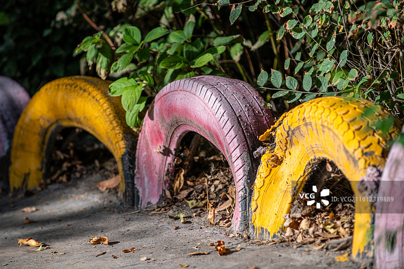 汽车旧轮胎 资源再利用 制作安全围栏图片素材
