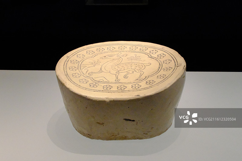 河北博物院鹿纹瓷枕。古代陶瓷兔子枕头石家庄博物馆图片素材
