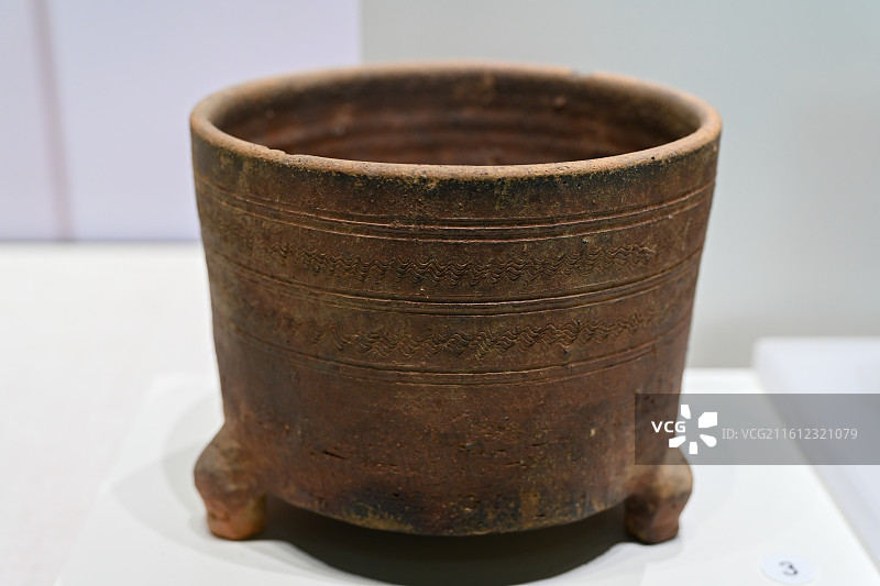 西汉原始瓷奁：杭州市古荡朱乐昌墓出土文物图片素材