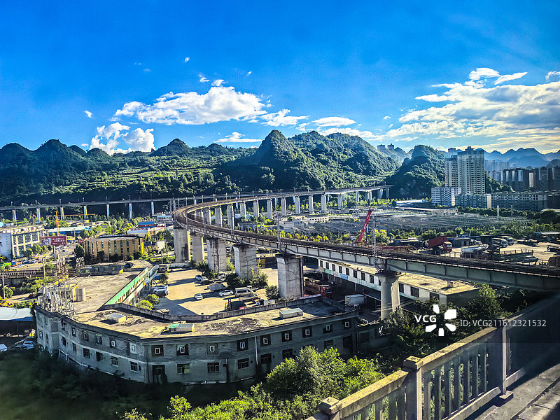 贵阳北高铁站进站出站的高铁列车川流不息，六盘水铁路大转弯连接南北两条铁路线图片素材