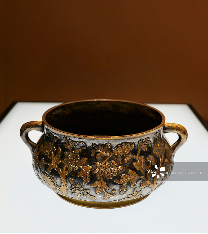 法国錾刻花卉纹铜炉 清 大都会艺术博物馆图片素材