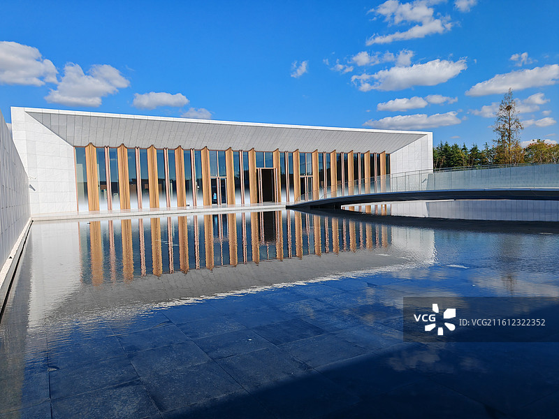 现代新中式建筑，空旷地面和现代建筑，上海市奉贤区，言子书院图片素材