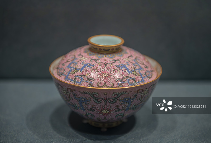 故宫博物院金邻共曜（中泰建交50周年文物特展）--粉彩山石菊花图茶具（清乾隆）图片素材