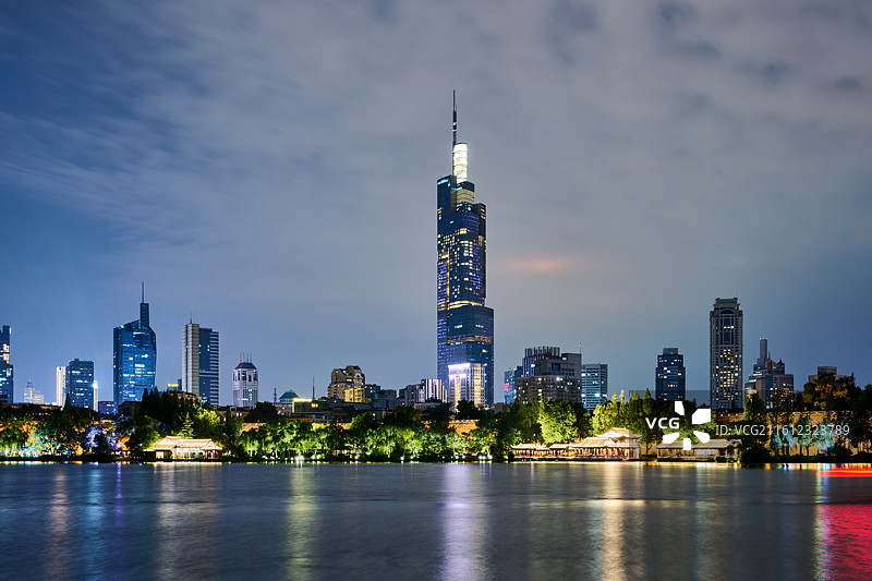 南京玄武湖夜景，紫峰大厦与城市灯光倒影图片素材