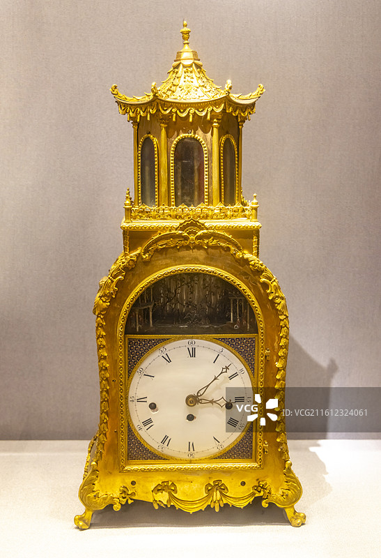 铜镀金卷帘式人物敲钟 清 南京博物院图片素材