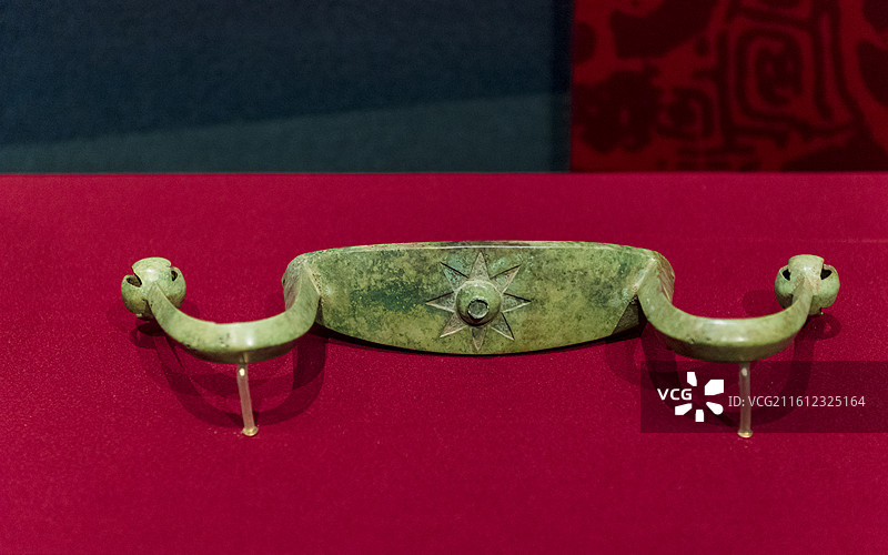 铜弓形器 商 信阳市罗山县天湖墓地出土 河南省文物考古研究院藏 北京通州大运河博物馆“看见殷商”特展图片素材