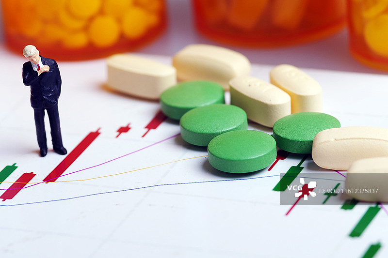 白色背景下的彩色药丸特写镜头图片素材