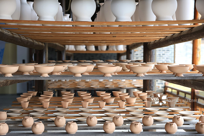 陶瓷作坊里正在晒坯的陶瓷制品图片素材