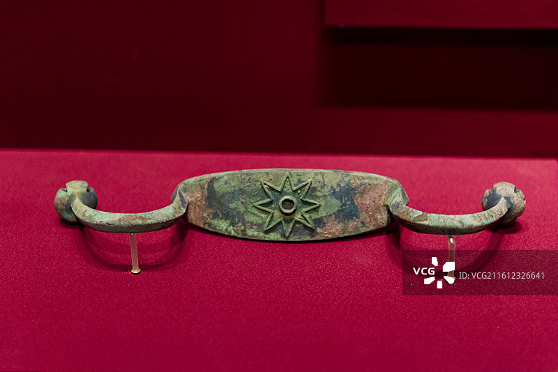 弓形器 商 青州市苏埠屯出土 山东省文物考古研究院藏 北京通州大运河博物馆“看见殷商”特展图片素材