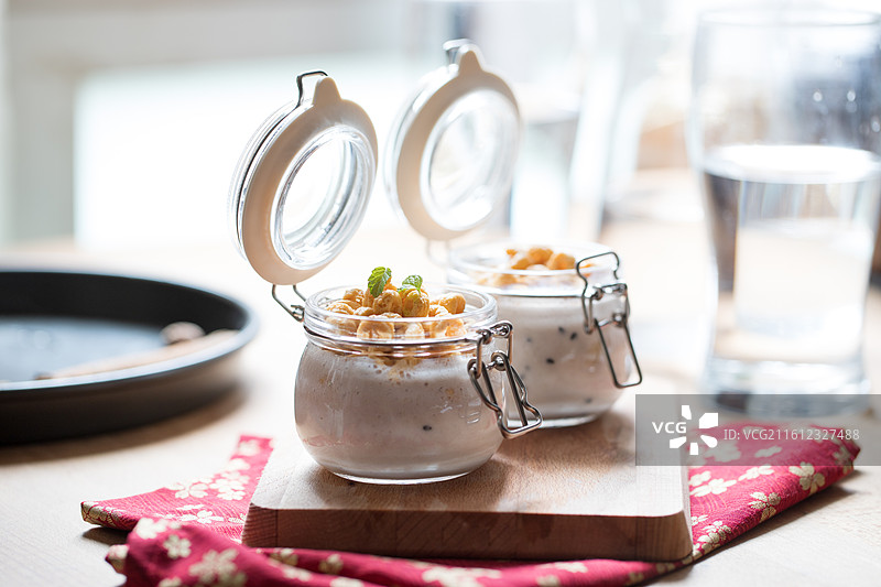 健康早餐酸奶碗与香脆谷物圈图片素材