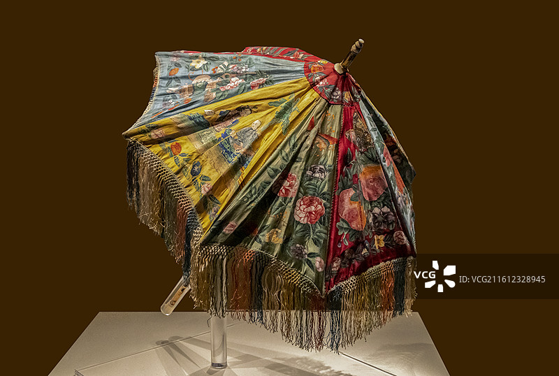 浙江杭州中国丝绸博物馆“中国丝绸与丝绸之路”展：外销彩绘人物花卉丝绸阳伞（19世纪中叶）图片素材