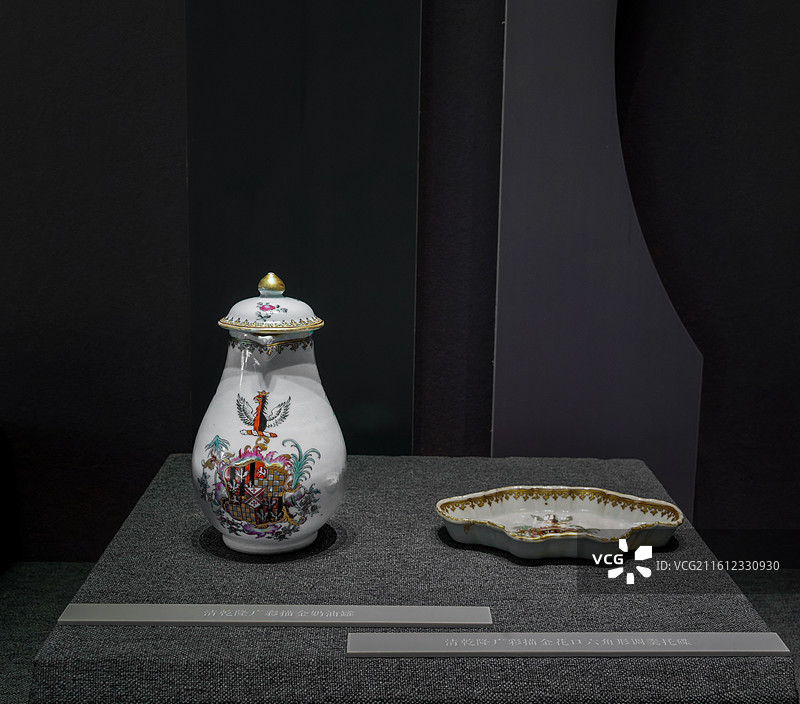 清代外销瓷器，广彩瓷，纹章瓷图片素材