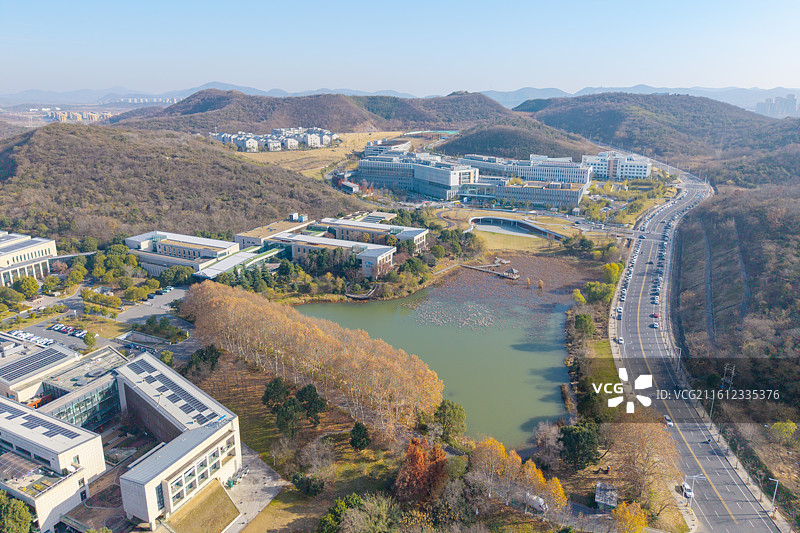 航拍南京仙林新城泰康仙林国际医养园区苏园秋色风光图片素材