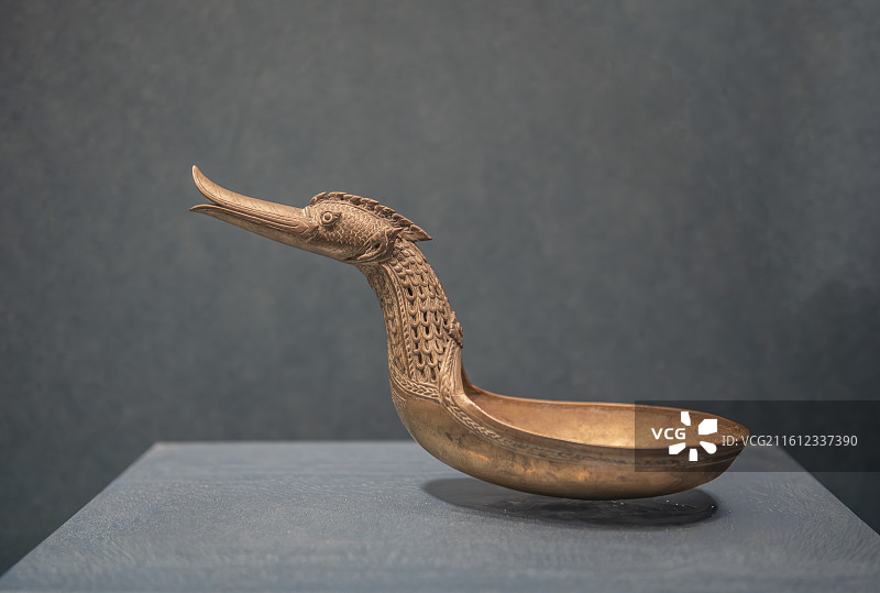 故宫博物院金邻共曜（中泰建交50周年文物特展）--黄铜天鹅式长柄勺图片素材