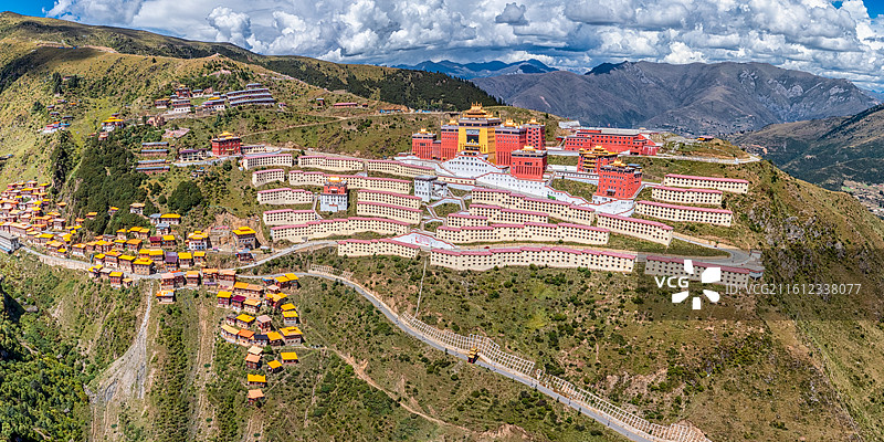 噶陀寺位于中国四川省甘孜藏族自治州白玉县河坡区白龙沟的多尼山山腰，海拔约4800米图片素材