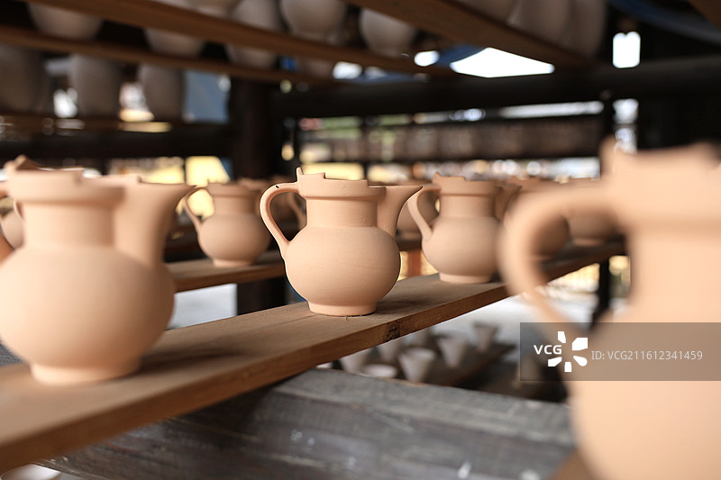 陶瓷作坊里正在晒坯的陶瓷制品图片素材