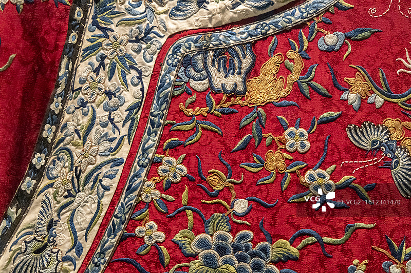 浙江杭州中国丝绸博物馆：大红缎地打籽绣太平富贵三多纹汉式女褂、彩绣花卉纹百褶马面裙（清代）图片素材