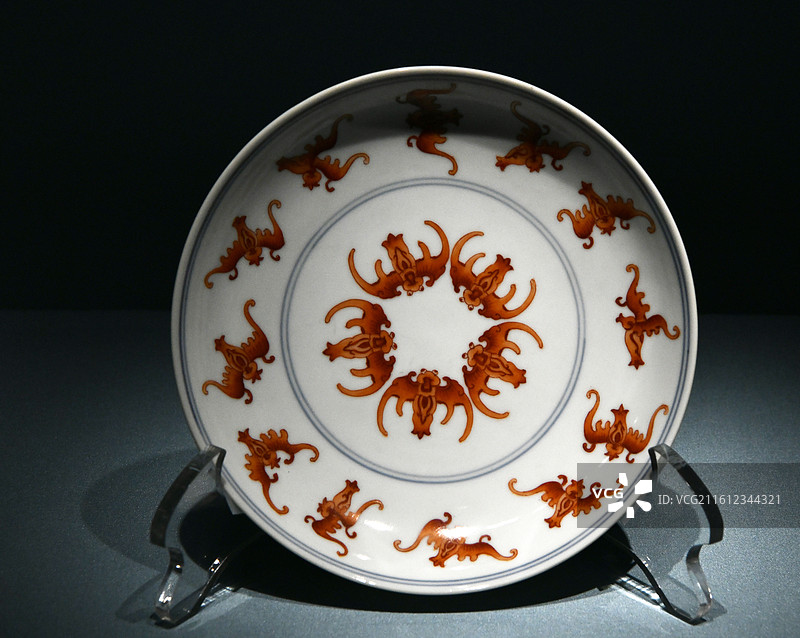 山东博物馆“瓷·韵——馆藏明清官窑瓷器展”白地红彩蝙蝠纹盘图片素材