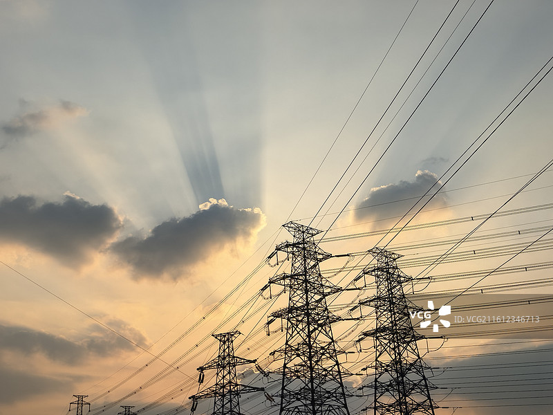 丁达尔效应与工业剪影图片素材