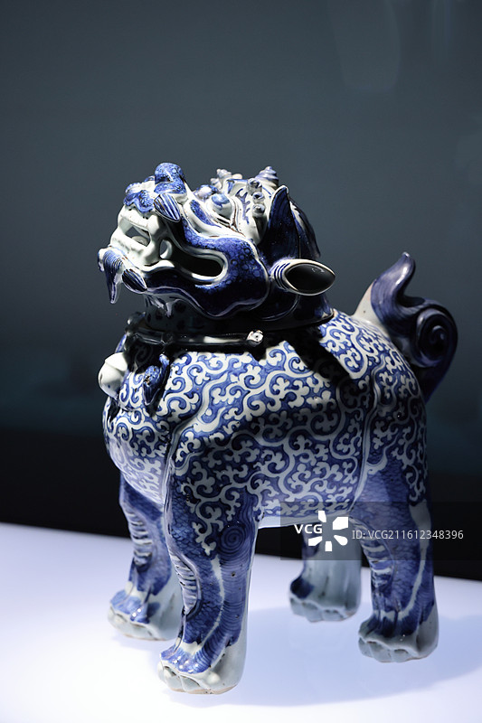 上海博物馆东馆展品--景德镇窑青花瓷神兽炉（明）图片素材