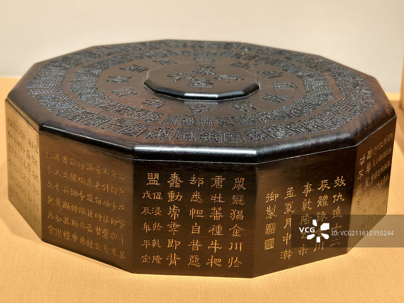 从紫禁城到故宫博物院~百年守护～青玉十二辰（一套），盒盖，清乾隆图片素材