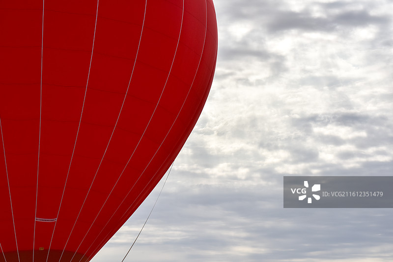 红色热气球与多云天空图片素材
