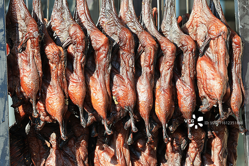 阳澄湖大闸蟹与传统腊肉腊鸡腊鸭香肠民间年货建筑特写图片素材