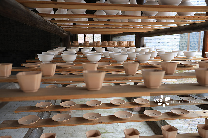 陶瓷作坊里正在晒坯的陶瓷制品图片素材