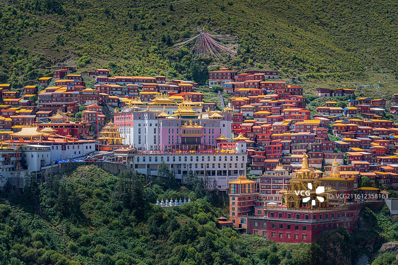 噶陀寺位于中国四川省甘孜藏族自治州白玉县河坡区白龙沟的多尼山山腰，海拔约4800米图片素材